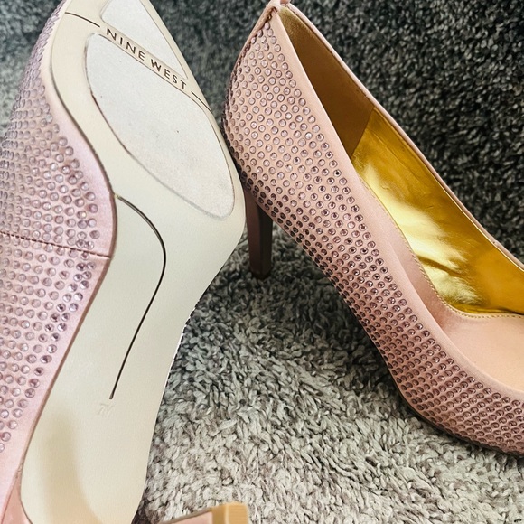 NINE WEST RHINESTONES EMBELLISHED  SHOES; LIKE NEW! Size: 7M COLOR; ROSE GOLD - Picture 6 of 6